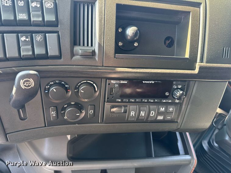 image for item EG6437 2021 Volvo VNL semi truck