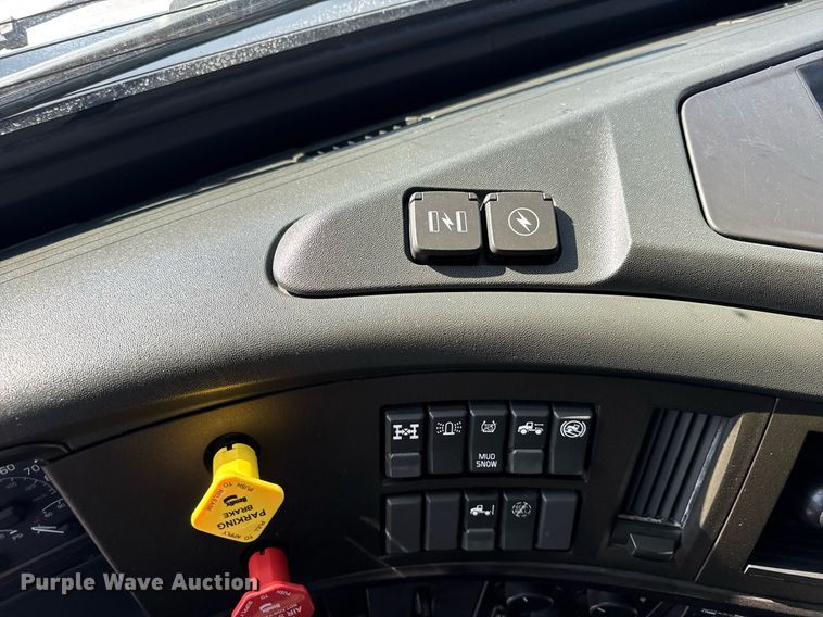 image for item EG6437 2021 Volvo VNL semi truck