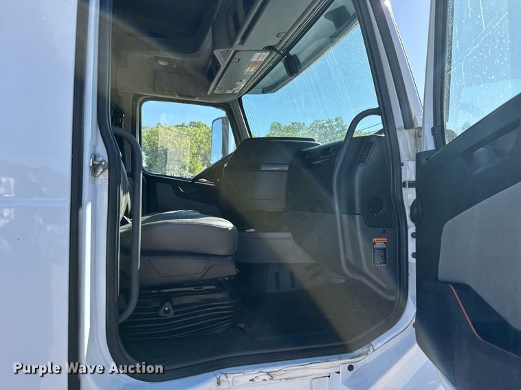 image for item EG6437 2021 Volvo VNL semi truck