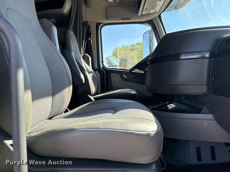 image for item EG6437 2021 Volvo VNL semi truck