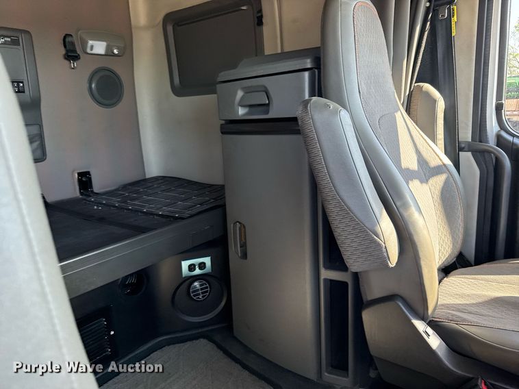 image for item EG6437 2021 Volvo VNL semi truck