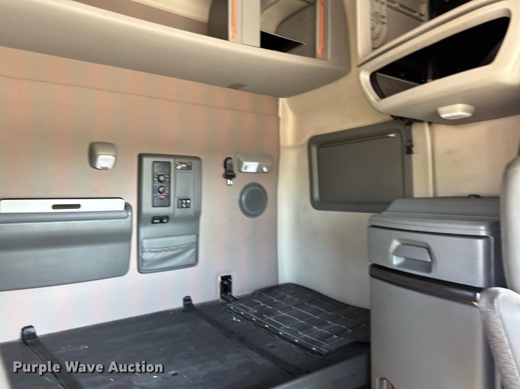 image for item EG6437 2021 Volvo VNL semi truck