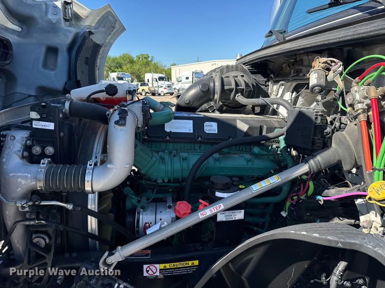 image for item EG6437 2021 Volvo VNL semi truck