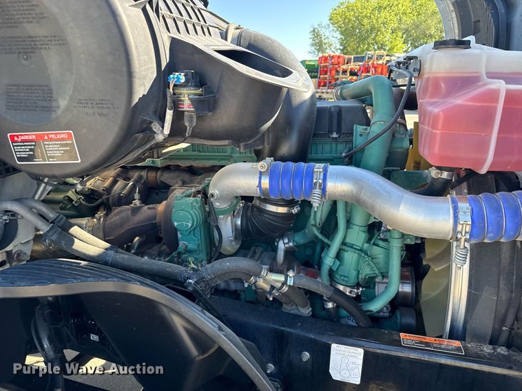 image for item EG6437 2021 Volvo VNL semi truck