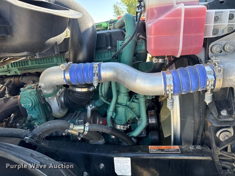 image for item EG6437 2021 Volvo VNL semi truck