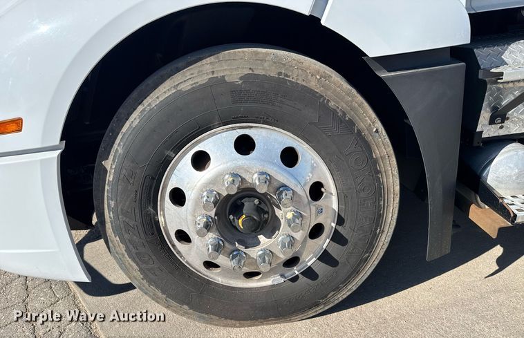 image for item EG6437 2021 Volvo VNL semi truck