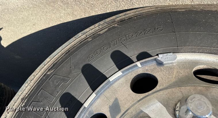 image for item EG6437 2021 Volvo VNL semi truck