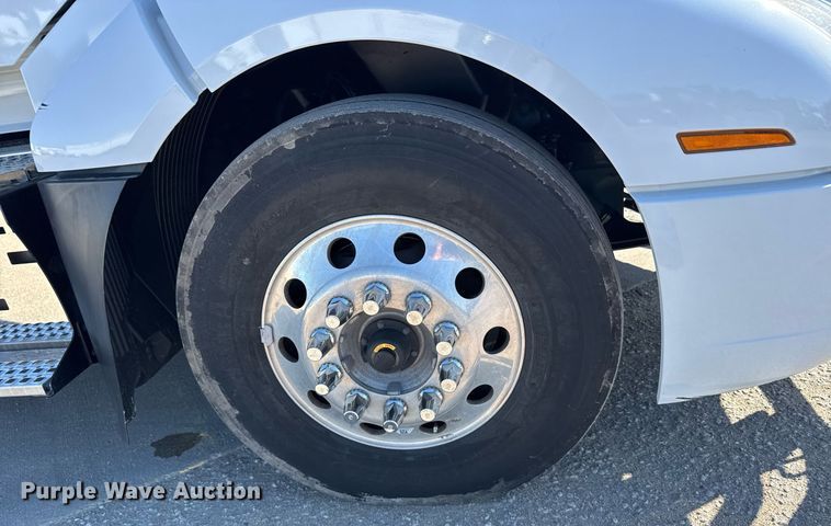 image for item EG6437 2021 Volvo VNL semi truck