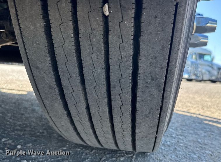 image for item EG6437 2021 Volvo VNL semi truck