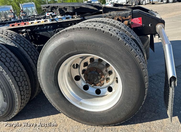 image for item EG6437 2021 Volvo VNL semi truck