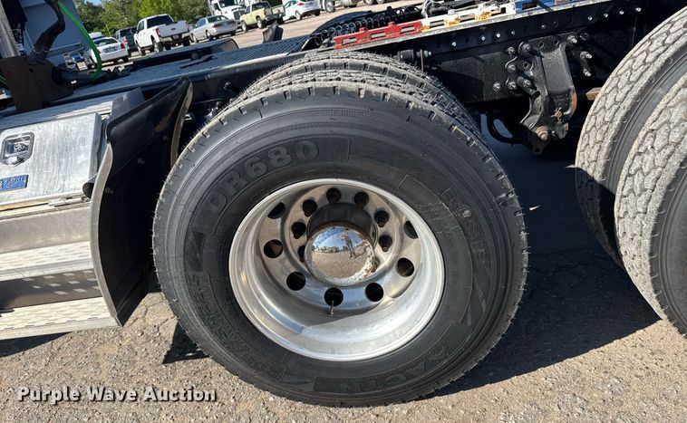 image for item EG6437 2021 Volvo VNL semi truck