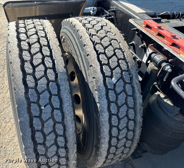 image for item EG6437 2021 Volvo VNL semi truck