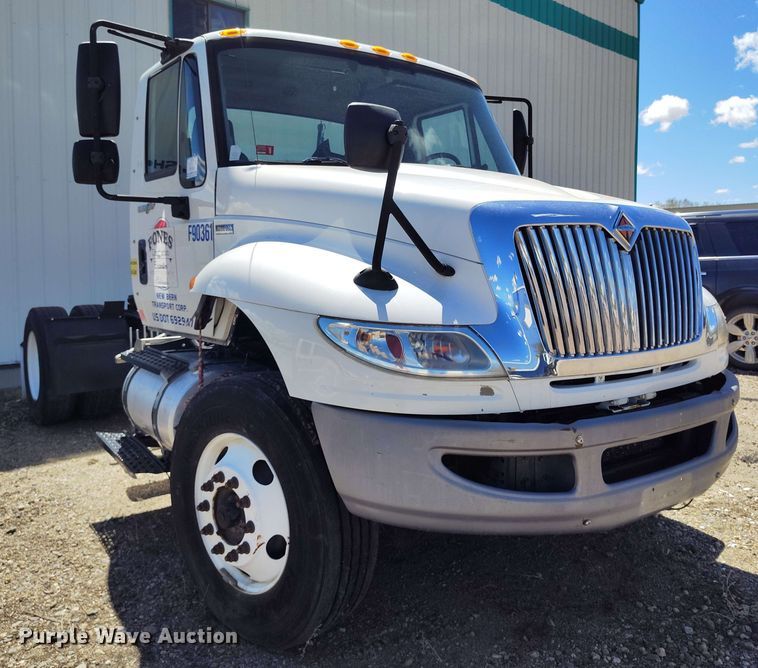 image for item EH0296 2012 International 4400 semi truck