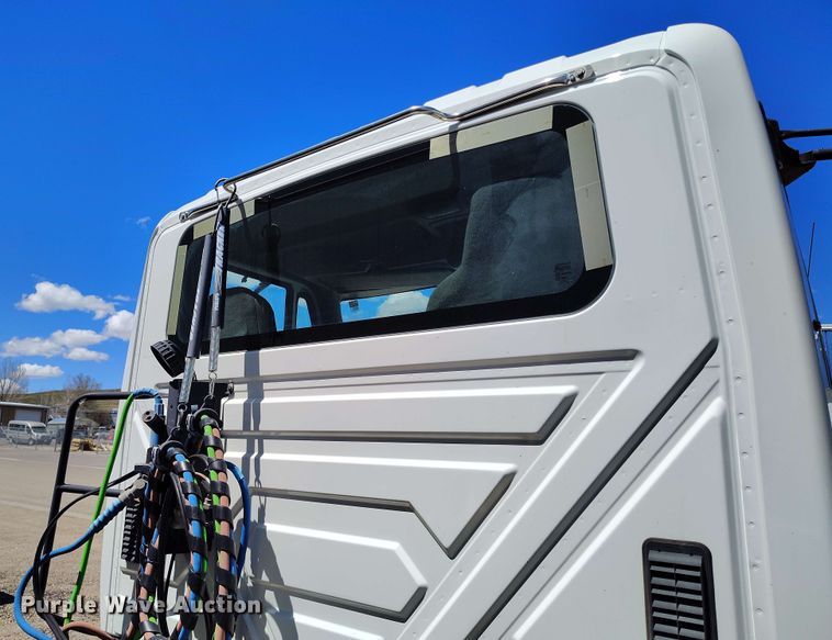 image for item EH0296 2012 International 4400 semi truck