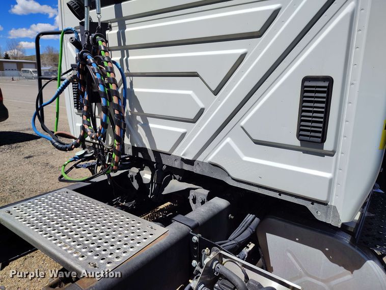 image for item EH0296 2012 International 4400 semi truck