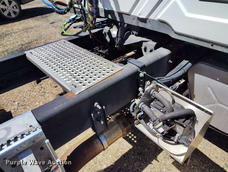 image for item EH0296 2012 International 4400 semi truck