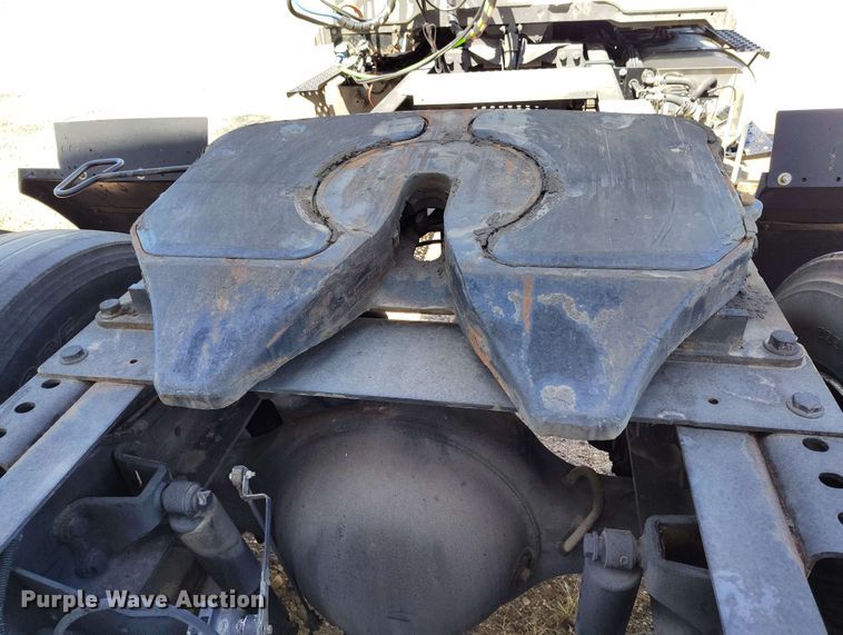 image for item EH0296 2012 International 4400 semi truck