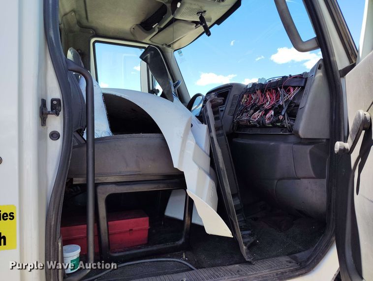 image for item EH0296 2012 International 4400 semi truck