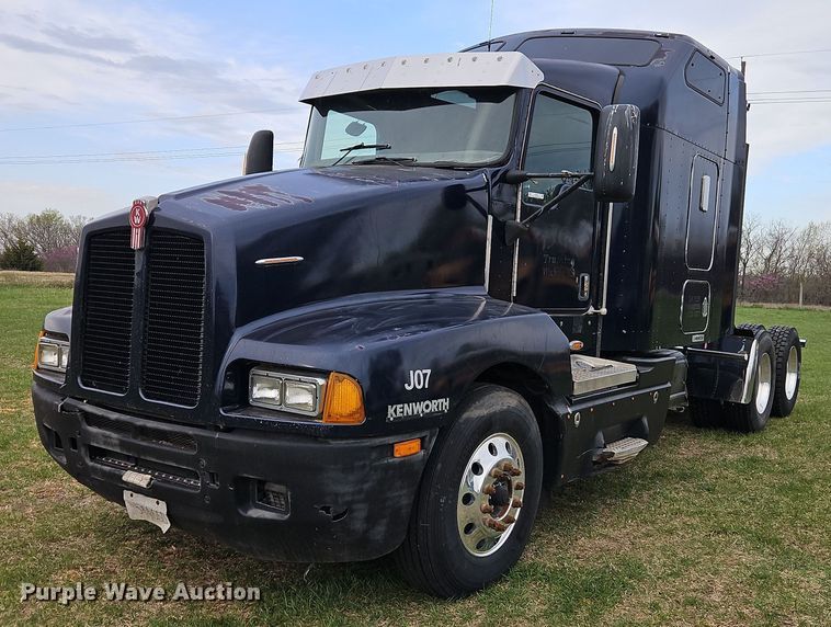 image for item EI8943 2004 Kenworth T600 semi truck