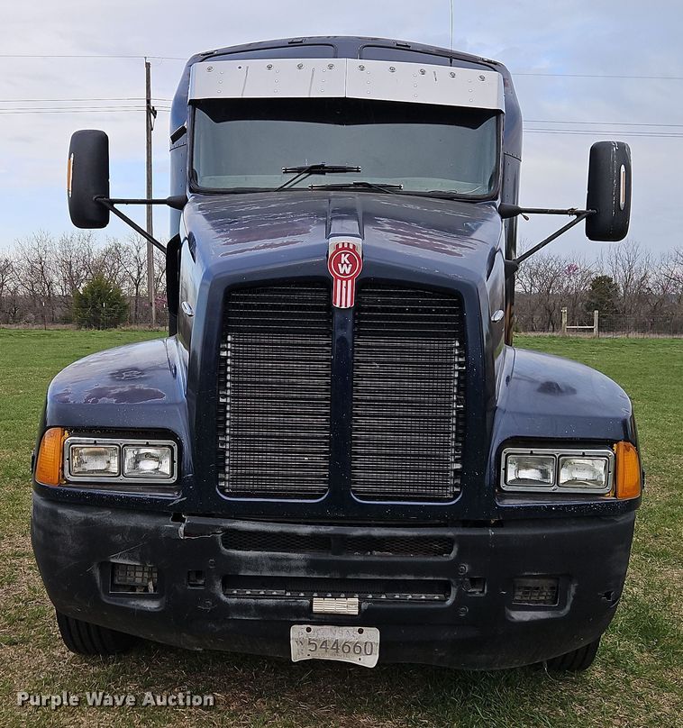 image for item EI8943 2004 Kenworth T600 semi truck