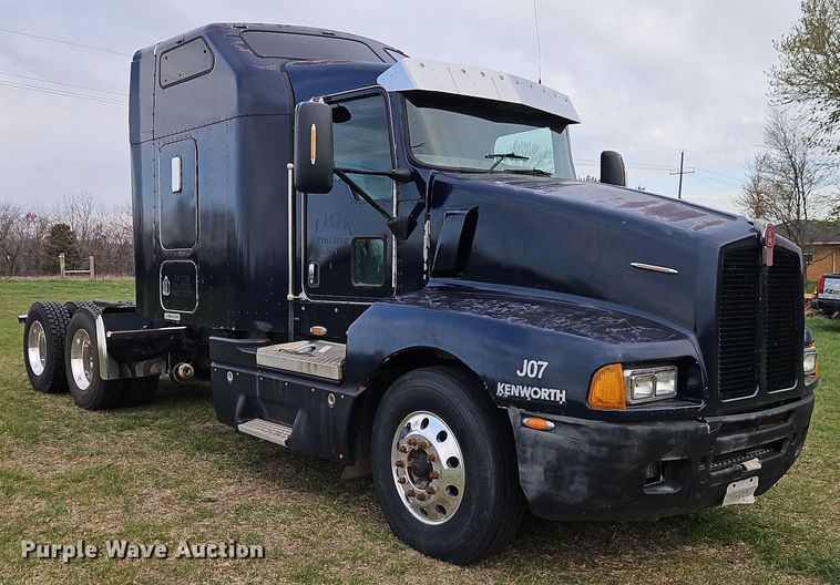 image for item EI8943 2004 Kenworth T600 semi truck