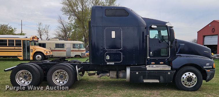 image for item EI8943 2004 Kenworth T600 semi truck