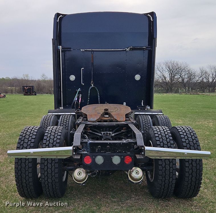 image for item EI8943 2004 Kenworth T600 semi truck