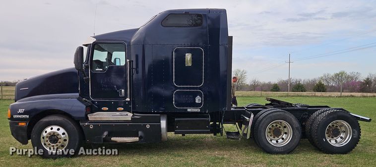 image for item EI8943 2004 Kenworth T600 semi truck