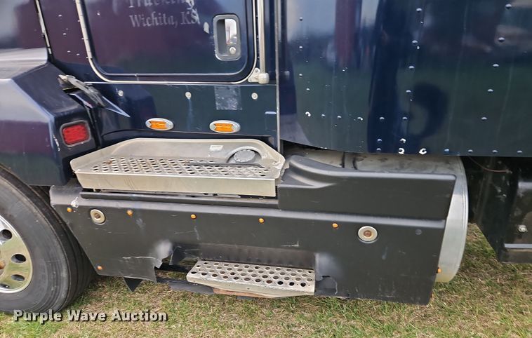 image for item EI8943 2004 Kenworth T600 semi truck