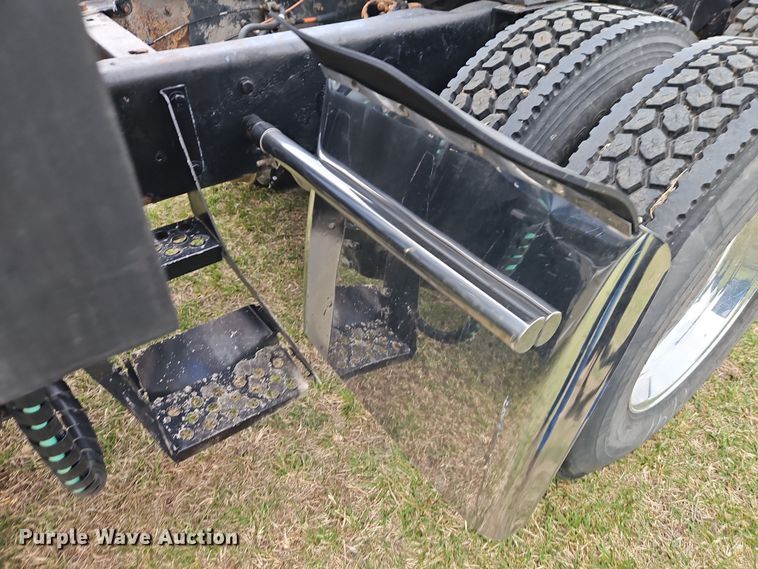 image for item EI8943 2004 Kenworth T600 semi truck