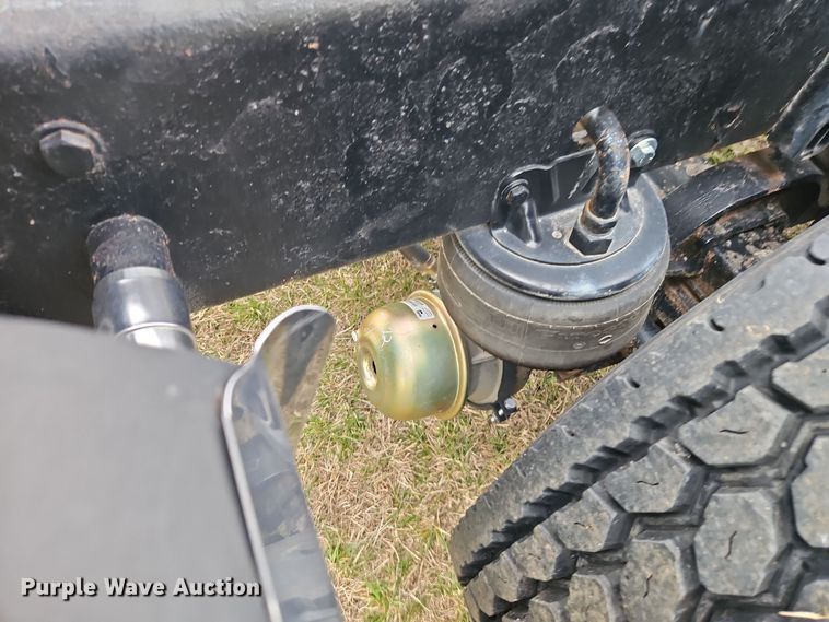 image for item EI8943 2004 Kenworth T600 semi truck