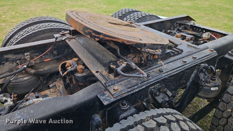 image for item EI8943 2004 Kenworth T600 semi truck