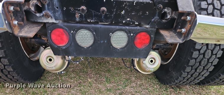 image for item EI8943 2004 Kenworth T600 semi truck