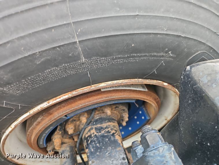 image for item EI8943 2004 Kenworth T600 semi truck