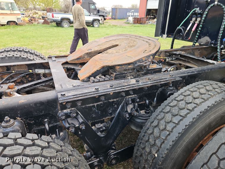 image for item EI8943 2004 Kenworth T600 semi truck