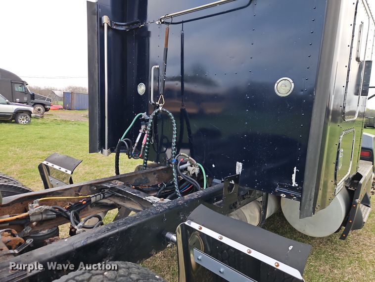 image for item EI8943 2004 Kenworth T600 semi truck