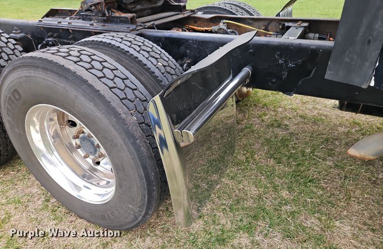 image for item EI8943 2004 Kenworth T600 semi truck