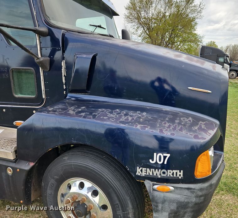 image for item EI8943 2004 Kenworth T600 semi truck