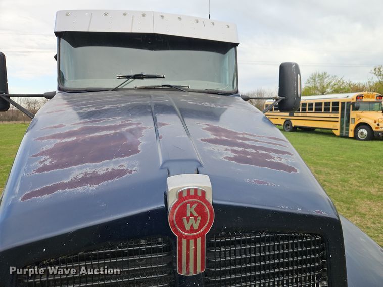 image for item EI8943 2004 Kenworth T600 semi truck