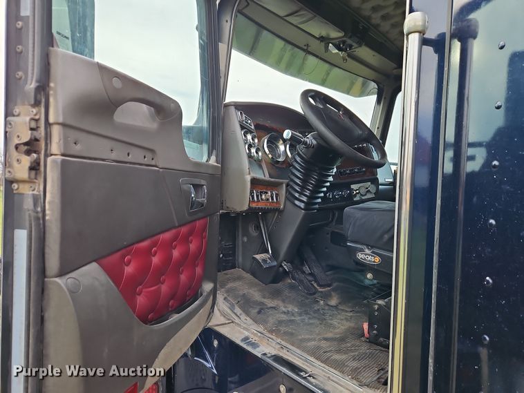 image for item EI8943 2004 Kenworth T600 semi truck