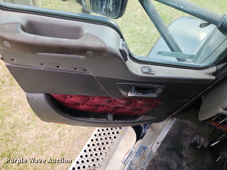 image for item EI8943 2004 Kenworth T600 semi truck