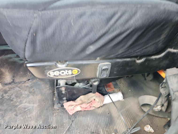 image for item EI8943 2004 Kenworth T600 semi truck