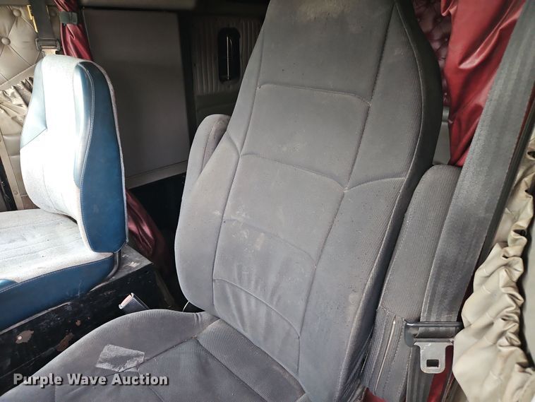 image for item EI8943 2004 Kenworth T600 semi truck