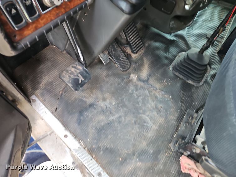 image for item EI8943 2004 Kenworth T600 semi truck