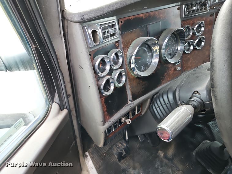 image for item EI8943 2004 Kenworth T600 semi truck