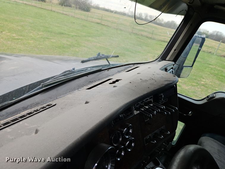 image for item EI8943 2004 Kenworth T600 semi truck