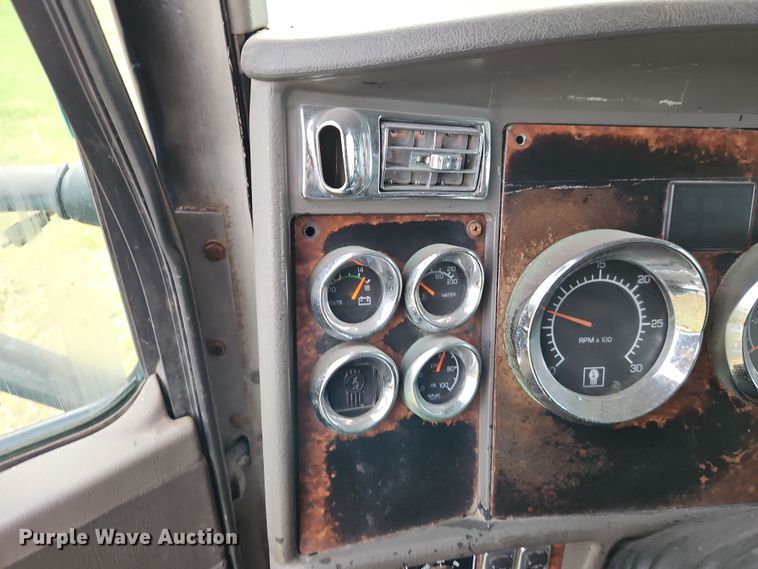 image for item EI8943 2004 Kenworth T600 semi truck