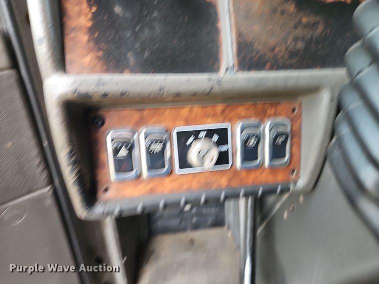 image for item EI8943 2004 Kenworth T600 semi truck