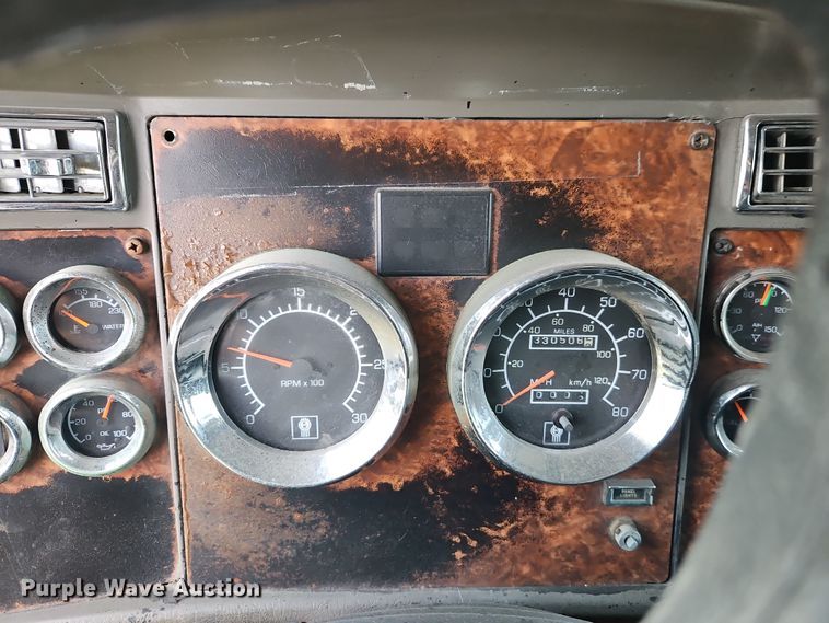 image for item EI8943 2004 Kenworth T600 semi truck