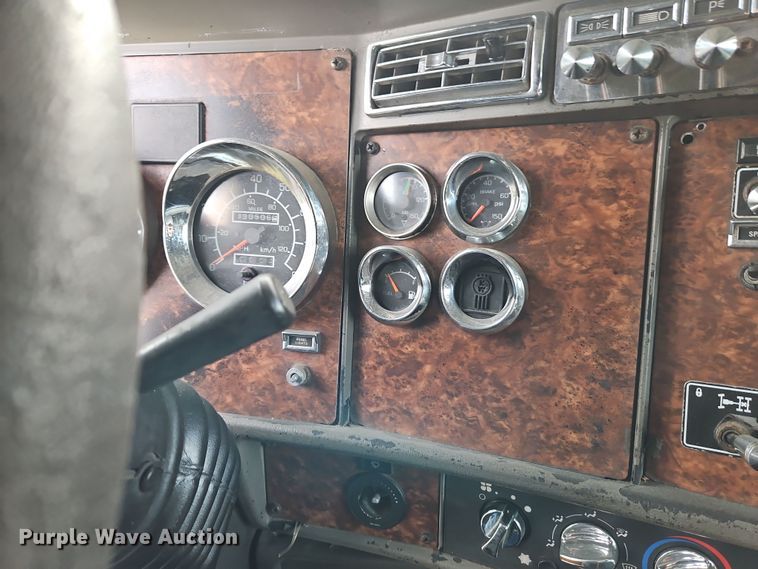 image for item EI8943 2004 Kenworth T600 semi truck